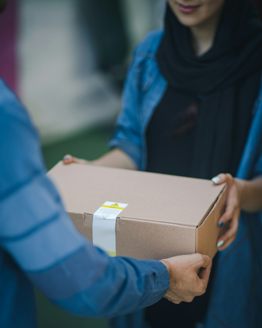 Handing over a parcel delivery